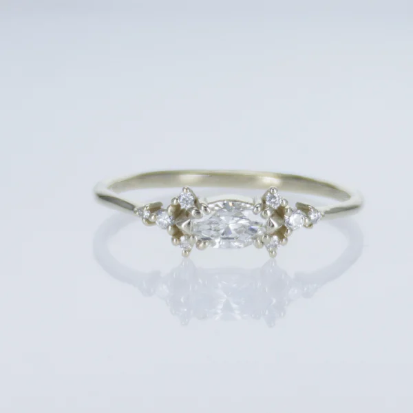 טבעת יהלומים מעוצבת משובצת ביהלום מרכזי בצורת מרקיזה